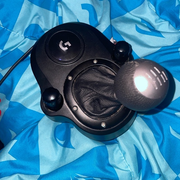 Logitech G29 Steering wheel w/ gear shifter and pedals - Picture 7 of 7